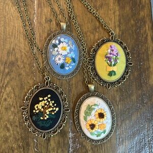 Floral Embroidered Pendant Necklace Set